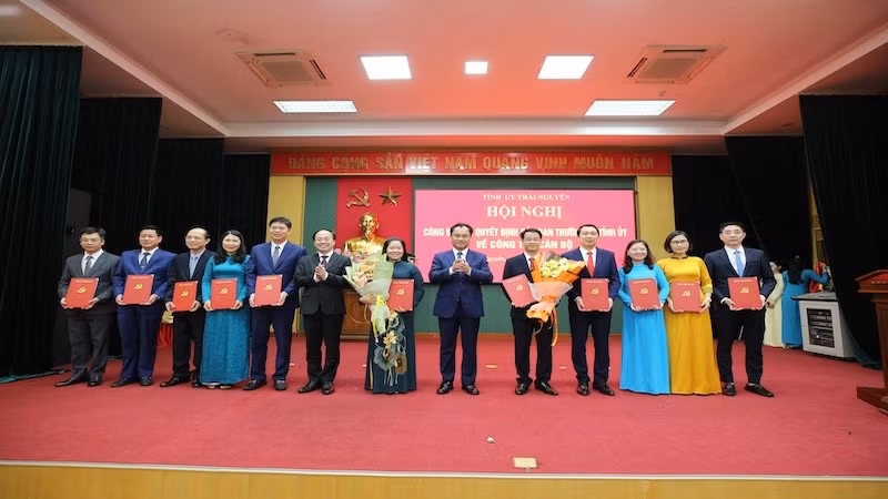 Lãnh đạo tỉnh Thái Nguyên tặng hoa chúc mừng các đồng chí được phân công giữ chức vụ lãnh đạo các Ban Xây dựng Đảng của Tỉnh uỷ. (Ảnh: HOÀNG ANH).