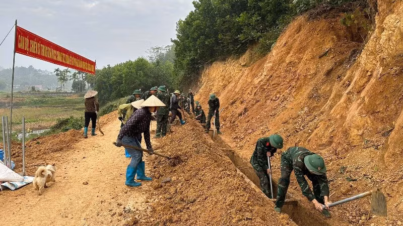 Lực lượng vũ trang Thái Nguyên giúp dân nạo vét kênh mương bị vùi lấp do sạt lở. (Ảnh: DUY ĐỨC)