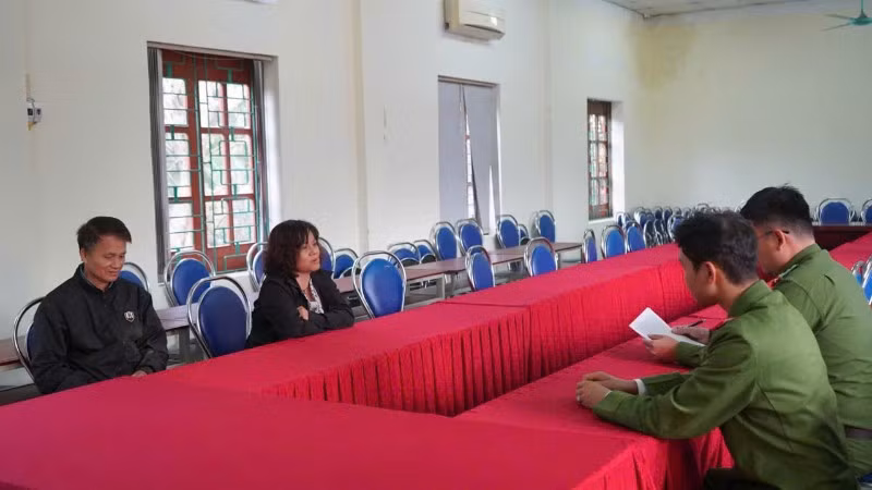 Công an làm việc với các đối tượng nghi bạo hành cháu P.A. (Ảnh: Công an tỉnh Thái Nguyên)
