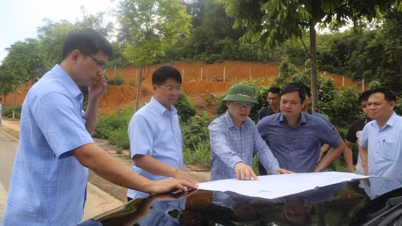 Lãnh đạo tỉnh Thái Nguyên kiểm tra, rà soát các vị trí dự kiến bố trí tái định cư phục vụ thi công dự án cao tốc Bắc Kạn-Cao Bằng. (Ảnh: THU CÚC)