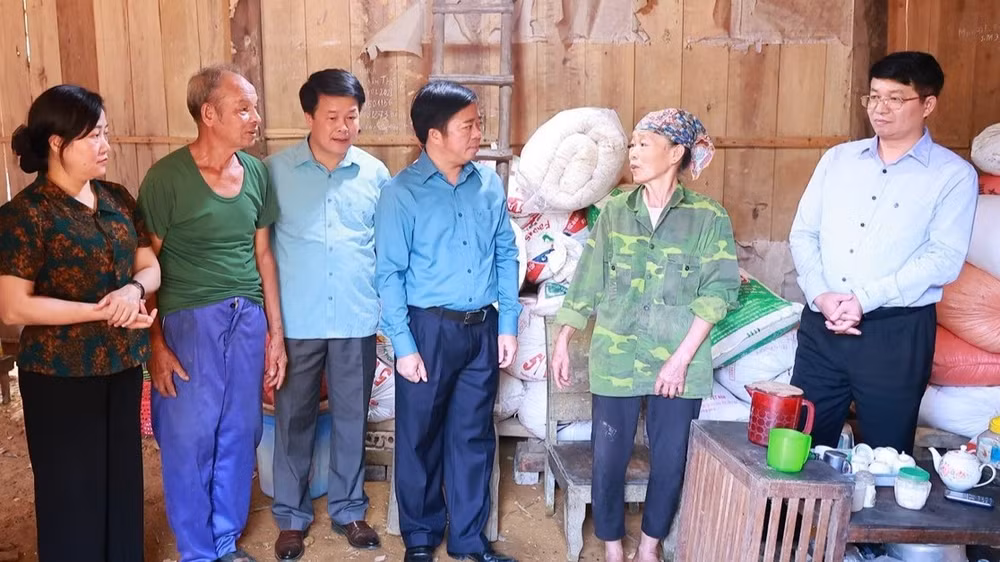 Thường trực Tỉnh ủy Thái Nguyên nắm tình hình, chỉ đạo công tác xóa nhà tạm, nhà dột nát tại xã Nghĩa Tá. (Ảnh: Ủy ban nhân dân tỉnh Thái Nguyên)