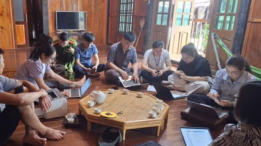 Chính quyền xã Ba Bể tuyên truyền, vận động, giải thích, hướng dẫn xử lý vi phạm tại các hộ dân. (Ảnh: Ủy ban nhân dân xã Ba Bể)