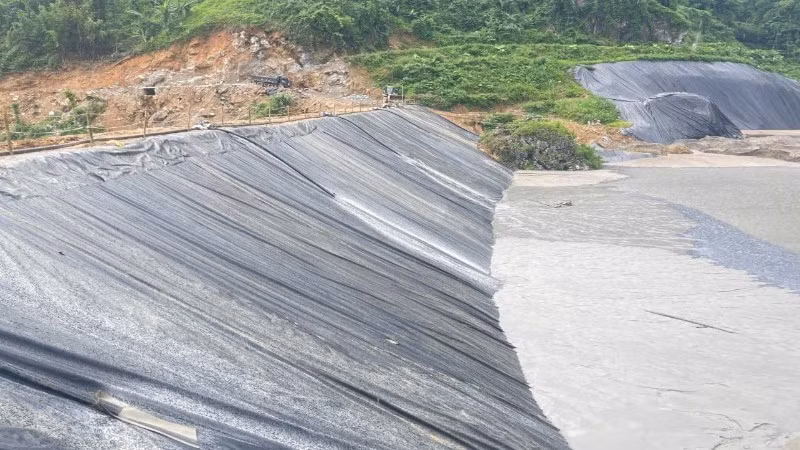 Thân đập hồ chứa bùn thải quặng đuôi số 1 đã được gia cố, lót bạt. (Ảnh: TUẤN SƠN)
