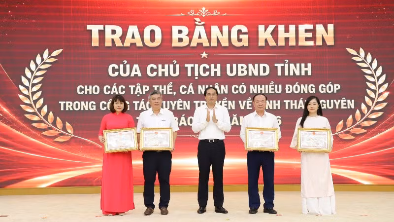 Bí thư Tỉnh ủy Thái Nguyên Trịnh Xuân Trường trao Bằng khen tặng các tập thể có thành tích xuất sắc. (Ảnh: TUẤN SƠN)