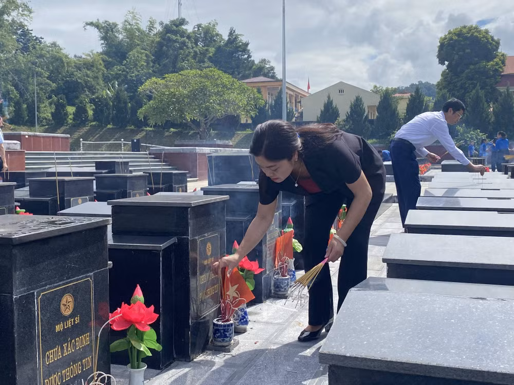 Lãnh đạo tỉnh Thái Nguyên thắp hương, viếng các phần mộ liệt sĩ chưa xác định được thông tin tại Nghĩa trang liệt sĩ Bắc Kạn, xã Phủ Thông. (Ảnh: THANH TUYỀN)