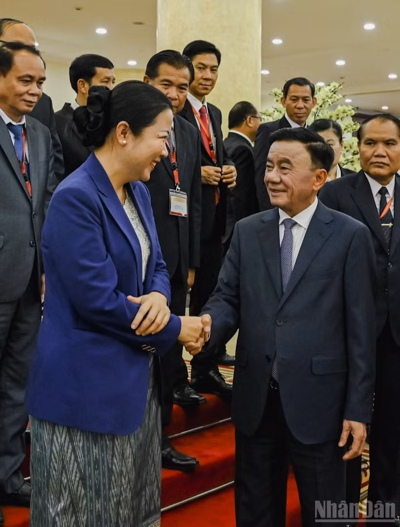 Thường trực Ban Bí thư Trần Cẩm Tú với đoàn cán bộ cấp cao Đảng Nhân dân Cách mạng Lào. (Ảnh: DUY LINH) 