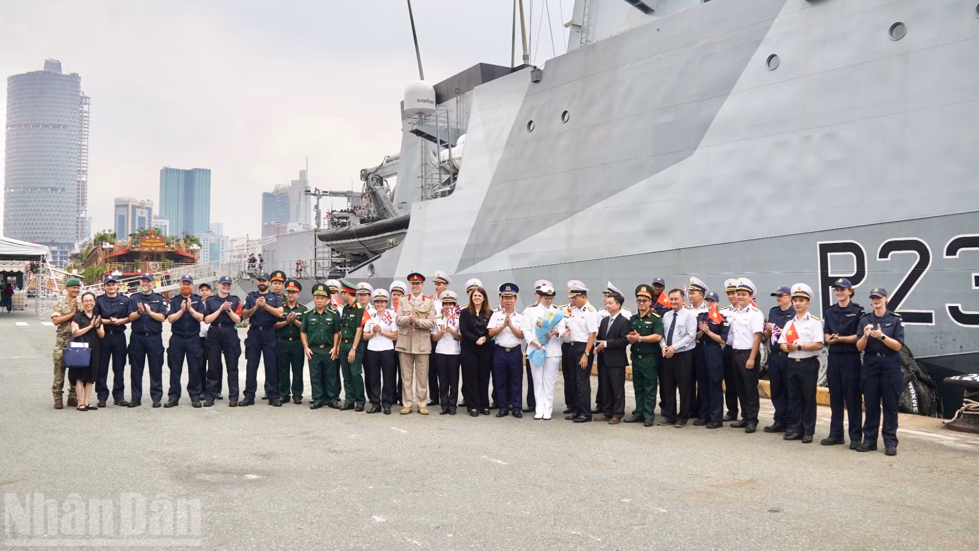 Đoàn thủy thủ tàu HMS SPEY Hải quân Hoàng gia Anh chụp ảnh cùng đại diện phía Việt Nam. (Ảnh: LÊ THÀNH)