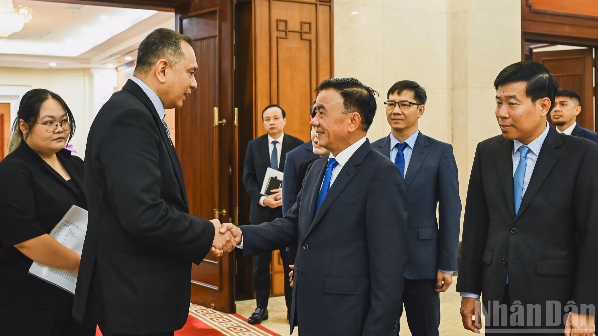 Thường trực Ban Bí thư Trần Cẩm Tú trao đổi với ông Christopher Pragasam, Cục trưởng phụ trách Quan hệ quốc tế, Cục Công vụ kiêm Giám đốc điều hành Trường Công vụ quốc tế Singapore. (Ảnh: DUY LINH)