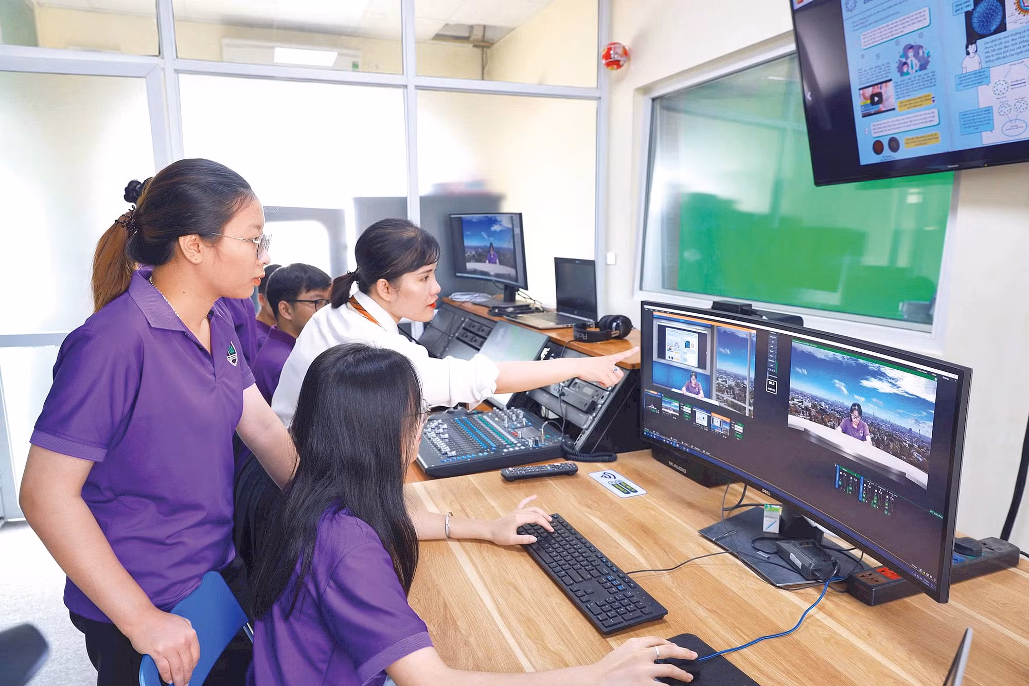 Sinh viên Trường đại học Giáo dục (Đại học Quốc gia Hà Nội) thực hành ở phòng Lab.