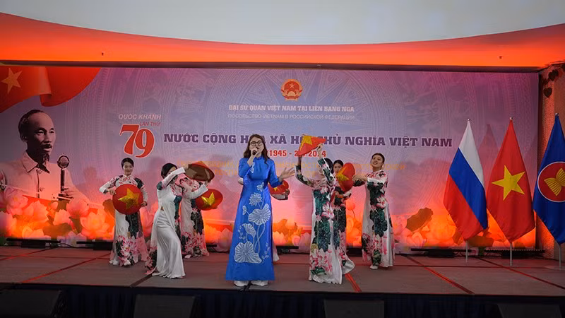 sinh-vien-nga-hat-bai-hat-bang-tieng-viet-tai-le-ky-niem-79-nam-quoc-khanh-vn-tai-nga.jpg