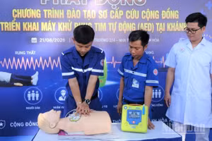Nhân viên y tế Trung tâm cấp cứu 115 hướng dẫn sử dụng máy khử rung tim tự động. (Ảnh: VŨ TÂN)