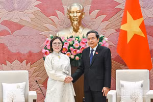 Chủ tịch Quốc hội Trần Thanh Mẫn và Đại sứ Mông Cổ Hulan Ganbaatar. (Ảnh: DUY LINH)
