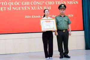 Giám đốc Công an tỉnh Khánh Hòa trao Bằng "Tổ quốc ghi công" cho thân nhân liệt sĩ Nguyễn Xuân Hải.