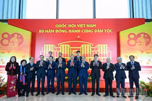 Tổng Bí thư Tô Lâm, Chủ tịch nước Lương Cường, Thủ tướng Phạm Minh Chính, Chủ tịch Quốc hội Trần Thanh Mẫn, Thường trực Ban Bí thư Trần Cẩm Tú và các đại biểu tại lễ kỷ niệm. (Ảnh: DUY LINH)