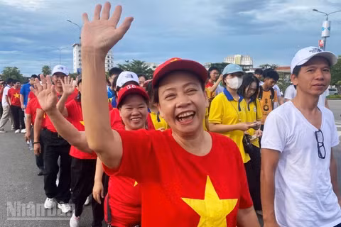 Người dân Huế hào hứng tham gia chương trình. (Ảnh: DQT)