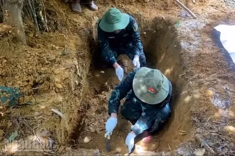 Cán bộ, nhân viên Đội 192 cất bốc hài cốt liệt sĩ tại xã Nam Đông, thành phố Huế. (Ảnh: Tiến Sáu)