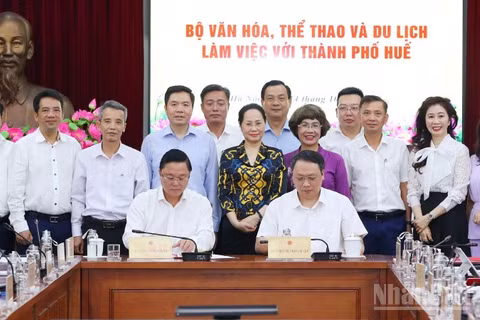 Thành phố Huế và Bộ Văn hóa, Thể thao và Du lịch ký kết Kế hoạch phối hợp hành động về phát triển văn hóa, thể thao và du lịch giai đoạn 2026-2030. (Ảnh: NGỌC HIẾU)