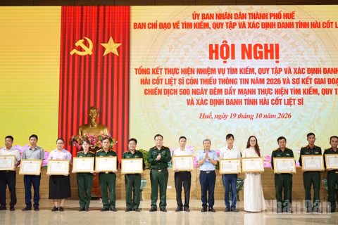 Tại hội nghị, Ban Chỉ đạo 515 thành phố Huế khen thưởng các tập thể, cá nhân có thành tích xuất sắc trong công tác tìm kiếm, quy tập và xác định danh tính hài cốt liệt sĩ năm 2026. (Ảnh: QUANG TIẾN)