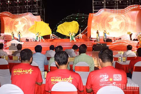 Đêm khai mạc chuỗi sự kiện “Tự hào Việt Nam - Nghĩa Lộ khát vọng vươn xa”, thu hút hàng nghìn người dân tham dự. (Ảnh: HIỂN CỪ)