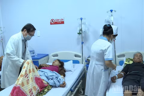 Sở Y tế tỉnh Quảng Ngãi xác định vụ ngộ độc thực phẩm xảy ra tại phường Cẩm Thành khiến 175 bệnh nhân bị ngộ độc thực phẩm là do ăn bánh mì nhiễm vi sinh vật. (Ảnh: HIỂN CỪ)