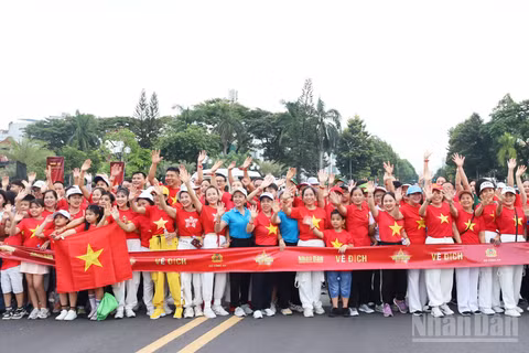 Người dân tham gia Chương trình đi bộ “Cùng Việt Nam tiến bước” năm 2025 trên địa bàn tỉnh Quảng Ngãi. (Ảnh: HIỂN CỪ)