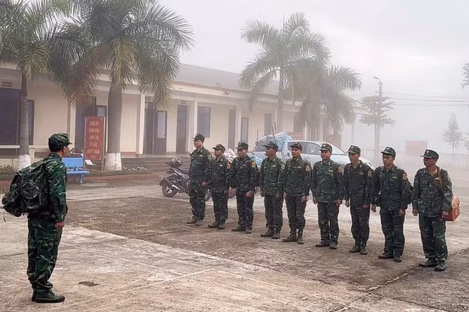 Cán bộ chiến sĩ Đồn Biên phòng Thu Lũm trước giờ tuần tra.