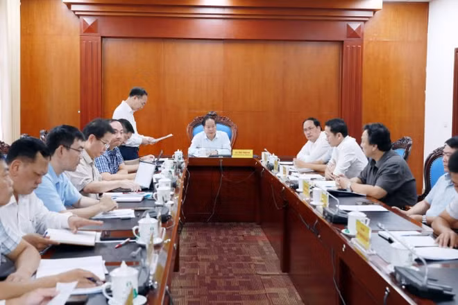 Các đại biểu tham dự buổi họp nhằm tháo gỡ khó khăn trong quá trình triển khai các dự án trường liên cấp.