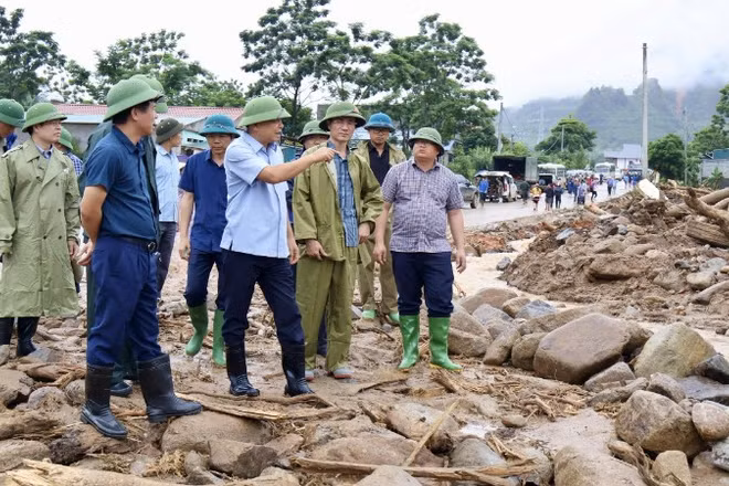 Lãnh đạo Bộ Nông nghiệp và Môi trường cùng lãnh đạo tỉnh Lai Châu kiểm tra tình hình khắc phục hậu quả mưa lũ ở xã Mường Than.