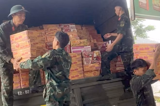 Nhu yếu phẩm do Quân khu II hỗ trợ người dân vùng lũ Mường Than.