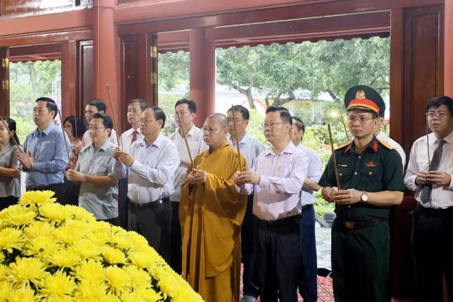Lãnh đạo tỉnh Lai Châu dâng hương tại phòng thờ Bác Hồ, Nghĩa trang Liệt sĩ tỉnh.