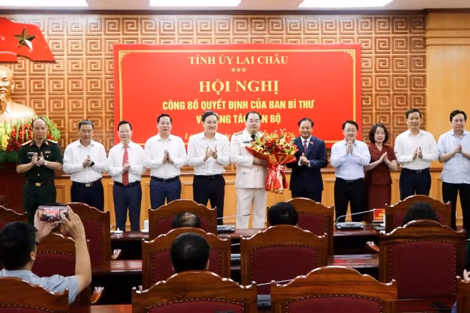 Ban Thường vụ Tỉnh ủy Lai Châu tặng hoa chúc mừng Đại tá Bùi Quyết Toán.