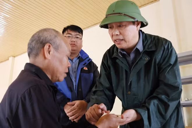 Chủ tịch tỉnh Lai Châu thăm động viên gia đình người dân bị thiệt hại do lũ.