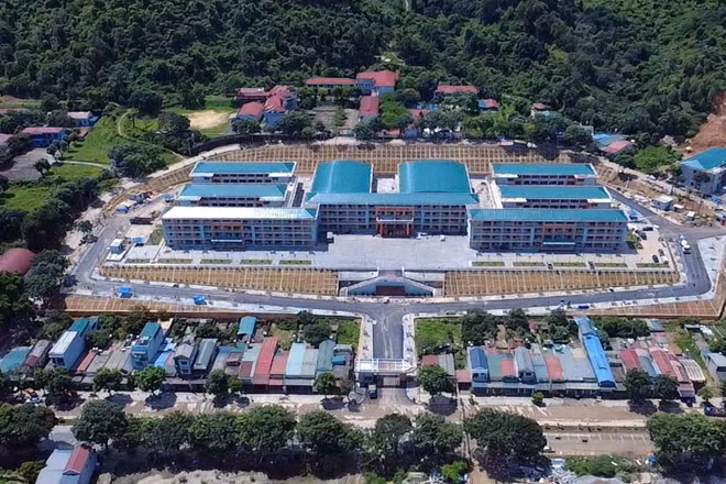Toàn cảnh trường nội trú liên cấp Phong Thổ sau gần 8 tháng thi công liên tục đã cơ bản hoàn thành sẵn sàng khánh thành đưa vào sử dụng.