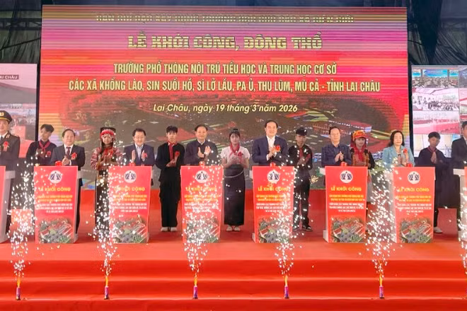 Lãnh đạo tỉnh Lai Châu dự và bấm nút khởi công các công trình.