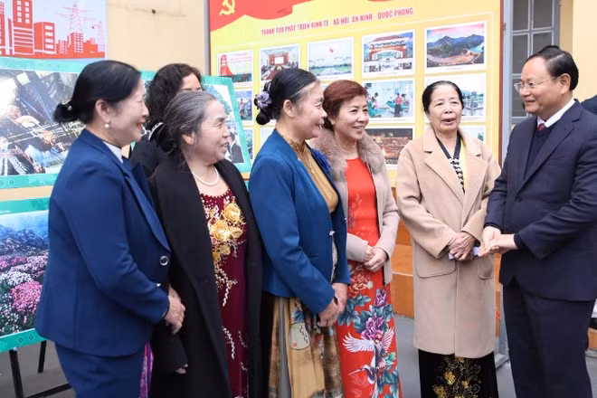 Bí thư Tỉnh ủy Lai Châu cùng cử tri Tổ 19 phường Tân Phong trước khi buổi bỏ phiếu diễn ra.