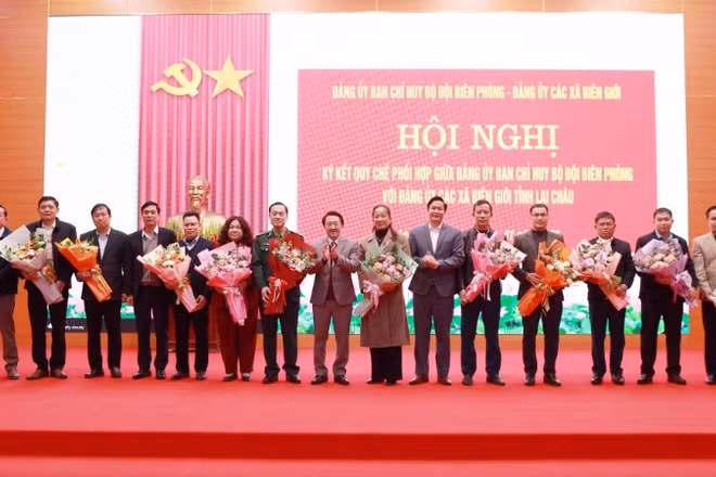 Lãnh đạo tỉnh Lai Châu tặng hoa chúc mừng đại diện Đảng ủy 11 xã biên giới và Đảng ủy Ban Chỉ huy Bộ đội Biên phòng.