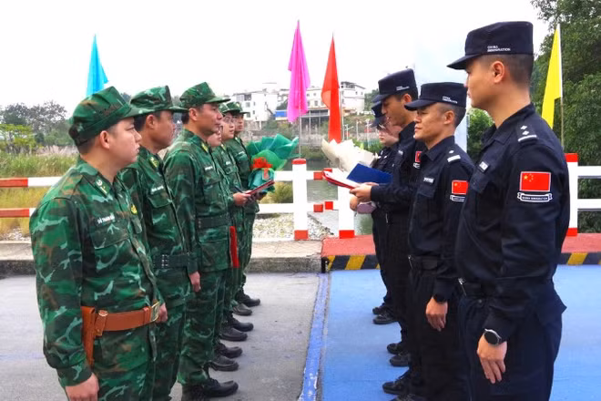 Hai bên gặp nhau tại vạch phân định Cầu hữu nghị biên giới Việt-Trung, Cửa khẩu Ma Lù Thàng-Kim Thủy Hà.
