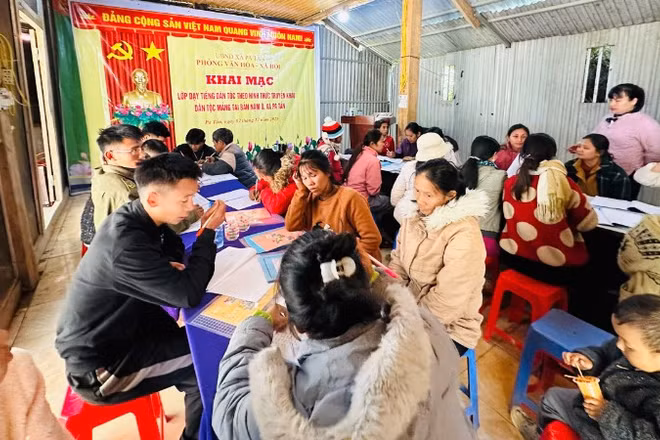 Xã Pa Tần tổ chức lớp học tiếng dân tộc Mảng theo hình thức truyền miệng cho lớp trẻ.