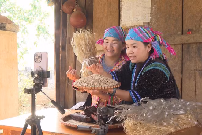 Người dân Lai Châu giới thiệu, bán các sản phẩm nông sản trên sàn thương mại điện tử.