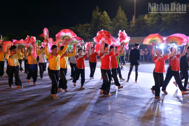 Màn trình diễn của các nghệ nhân, diễn viên quần chúng trong quá trình diễn diễu đường phố tại buổi giao lưu.