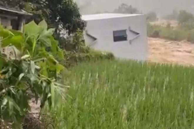 Nhà dân bị lũ làm sập. (Ảnh cắt từ clip)