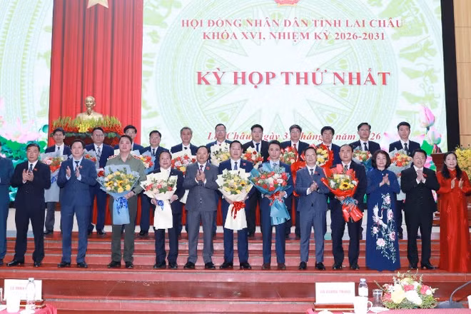 Lãnh đạo Tỉnh ủy chúc mừng các đồng chí được bầu giữ các chức vụ trong Ủy ban nhân dân tỉnh Lai Châu khóa mới.