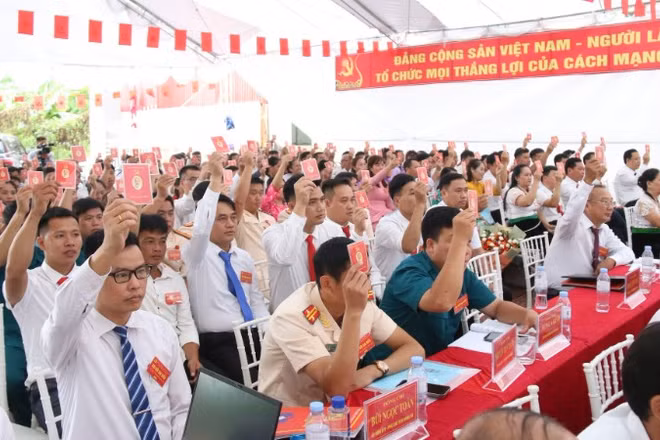 Đại biểu xã Nậm Mạ biểu quyết thông qua Nghị quyết Đại hội xã nhiệm kỳ 2025-2030 .