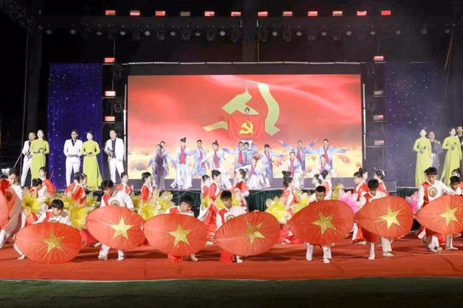 Chương trình nghệ thuật chào mừng Tết Độc lập ở Than Uyên (Ảnh: Trần Tuấn)