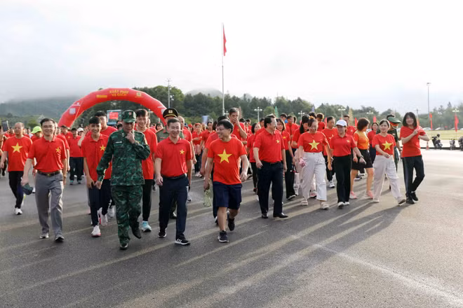 Các đồng chí lãnh đạo tỉnh Lai Châu và hơn 3.000 người dân tại điểm cầu trung tâm tỉnh cùng xuất phát đi bộ hưởng ứng mục tiêu 10 tỷ bước xanh. (Ảnh: Trần Tuấn)