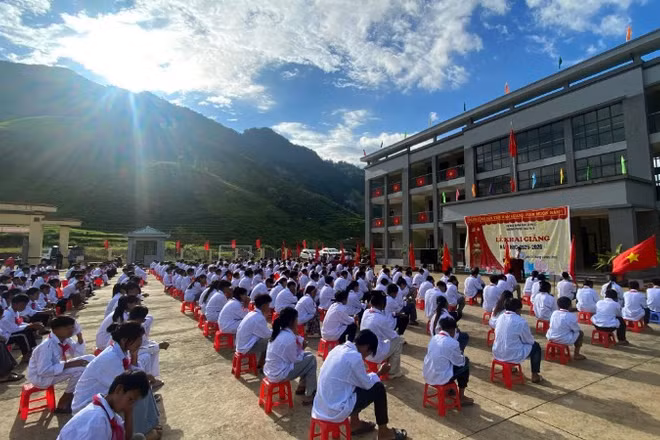 Khai giảng năm học mới tại Trường phổ thông dân tộc bán trú THCS Pa Ủ.