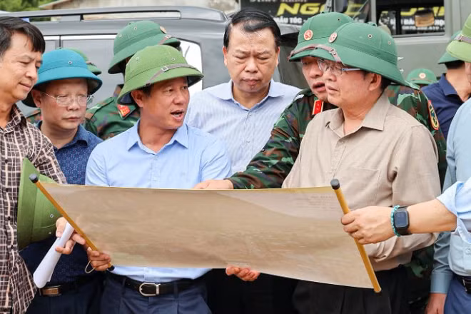 Phó Thủ tướng Hồ Quốc Dũng cùng đoàn công tác kiểm tra tại hiện trường vụ lũ quét tại xã Mường Than.