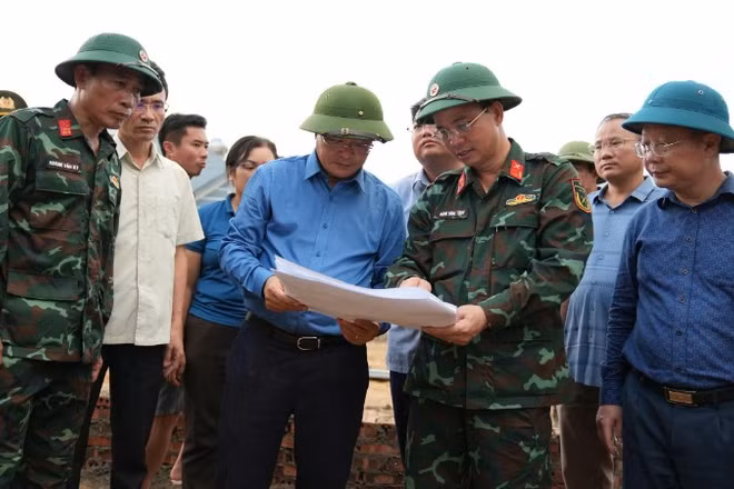Bí thư Tỉnh ủy Lai Châu kiểm tra việc triển khai xây dựng khu tái định cư cho các hộ dân bị mất nhà do lũ quét.