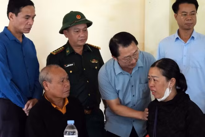 Phó Bí thư Tỉnh ủy Lai Châu thăm, động viên các gia đình bị thiệt hại bởi mưa lũ ở Mường Than.