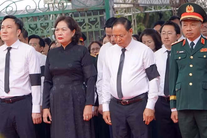 Phó Chủ tịch Quốc hội Nguyễn Thị Hồng cùng lãnh đạo tỉnh Lai Châu, Bộ Quốc phòng tại Lễ truy điệu, an táng hài cốt liệt sĩ. (Ảnh: Trần Tuấn)